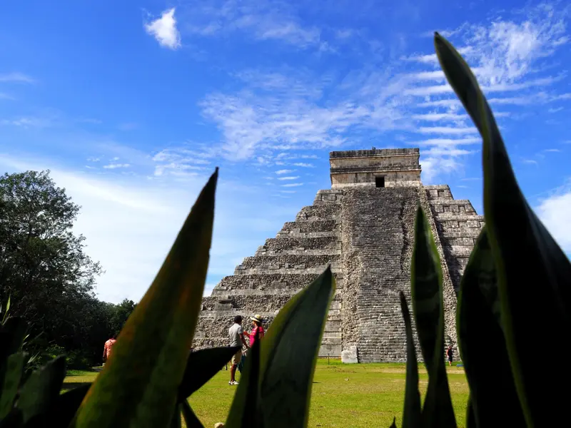 Zum Finale unserer Studienreise durch Mexiko besuchen wir als letzten Höhepunkt die berühmte Mayastätte Chichén Itzá mit der stolzen Pyramide des Kukulkán.