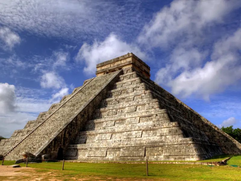 Zum Abschluss unserer Studienreise durch Mexiko und Guatemala ist die Mayastätte Chichén Itzá in Mexiko mit der Pyramide des Kukulkán ein letzter Höhepunkt.