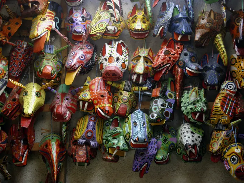 Auf der Studienreise durch Guatemala haben wir Zeit, auf den Märkten in Antigua oder Chichicastenango im vielseitigen Angebot an Kunsthandwerk zu stöbern.