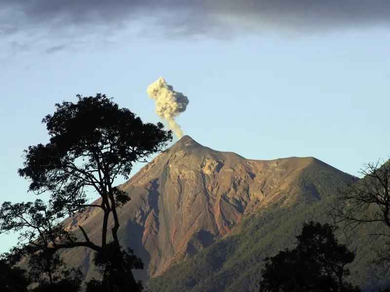 In Antigua beginnt unsere Studienreise durch Guatemala. Die ehemalige Hauptstadt mit kolonialem Flair bietet eine beeindruckende Kulisse mit teilweise aktiven Vulkanen wie dem Fuego.