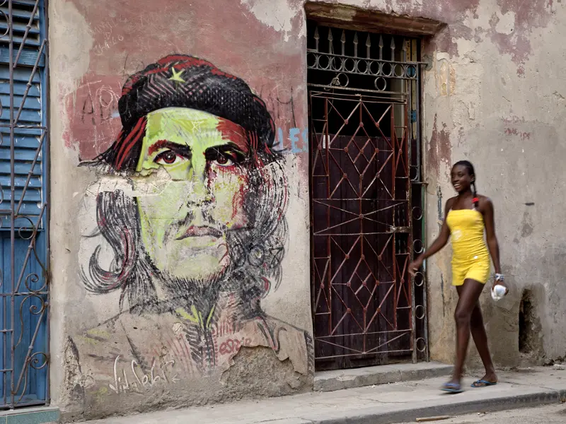 Che Guevara ist in Kuba wie auf diesem Wandbild in der Altstadt von Havanna, wo wir unsere Studienreise durch Kuba beginnen, noch allgegenwärtig. Hasta la victoria siempre!