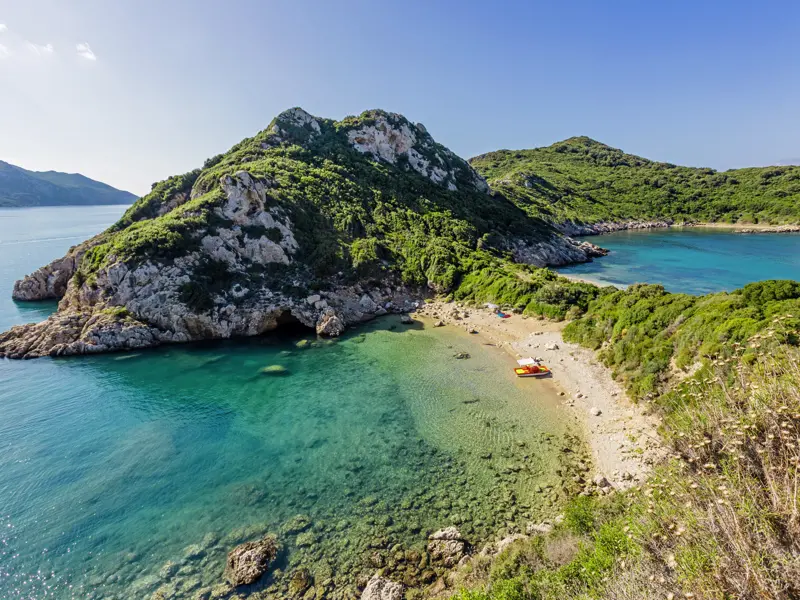 Auf unserer Wander-Studienreise auf Korfu erholen wir uns in schönen Buchten, an Stränden und in den Bergen.
