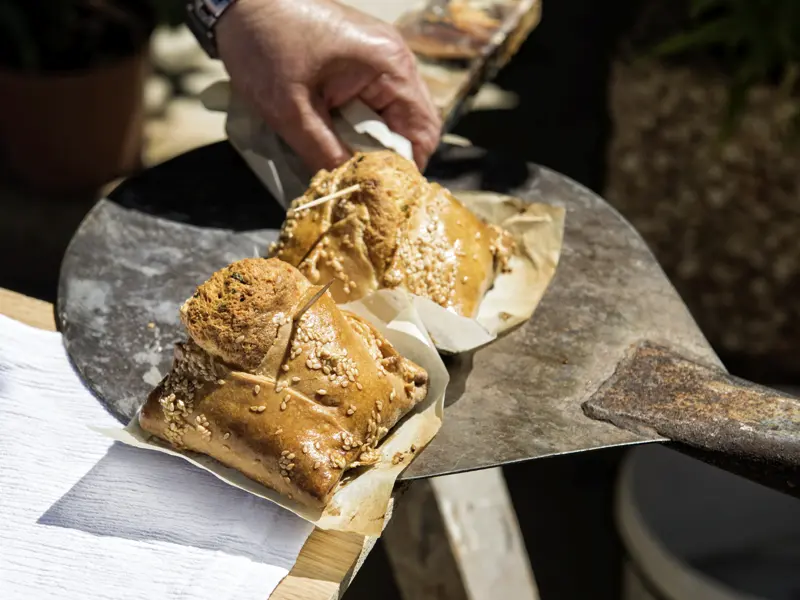 Frisch aus dem Ofen! Probieren Sie bei Ihrer Reise nach Zypern auch die schmackhaften zypriotischen Teigtaschen!
