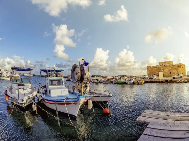 Nach der Besichtigung der kulturellen Highlights in Paphos während unserer Studienreise in Zypern haben Sie Zeit für einen Spaziergang am Hafen. Hier warten kleine Fischerboote auf ihre nächste Fahrt.