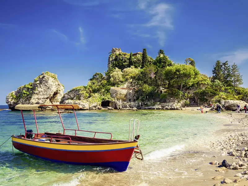 Diese 14-tägige umfassende Studienreise nach Sizilien wird farbenfroh, versprochen! Kommen Sie mit an den Strand der Isola Bella bei Taormina.