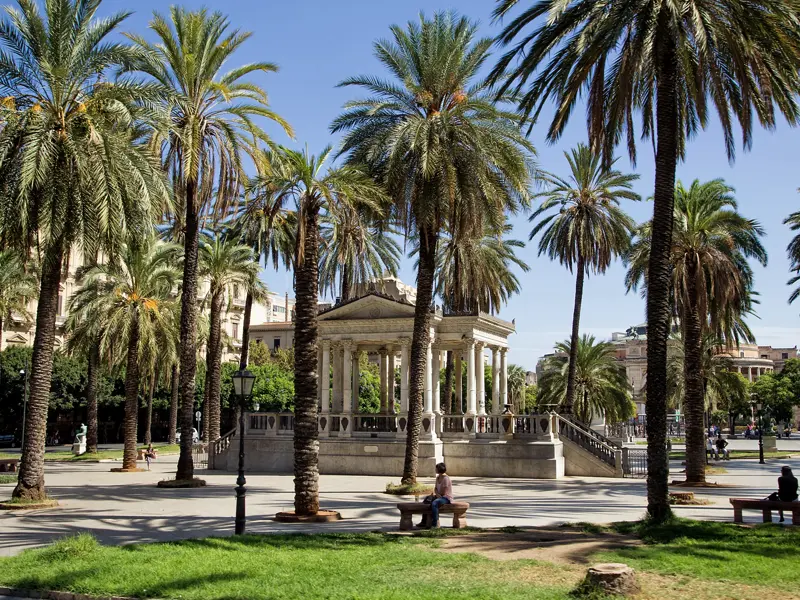 Diese 14-tägige Wander-Studienreise durch Sizilien bietet Ihnen Wanderungen in abwechslungsreicher Landschaft und die kulturellen Höhepunkte der Insel. Da kommt zwischendurch eine Pause im Park unter Palmen in Palermo gerade recht.