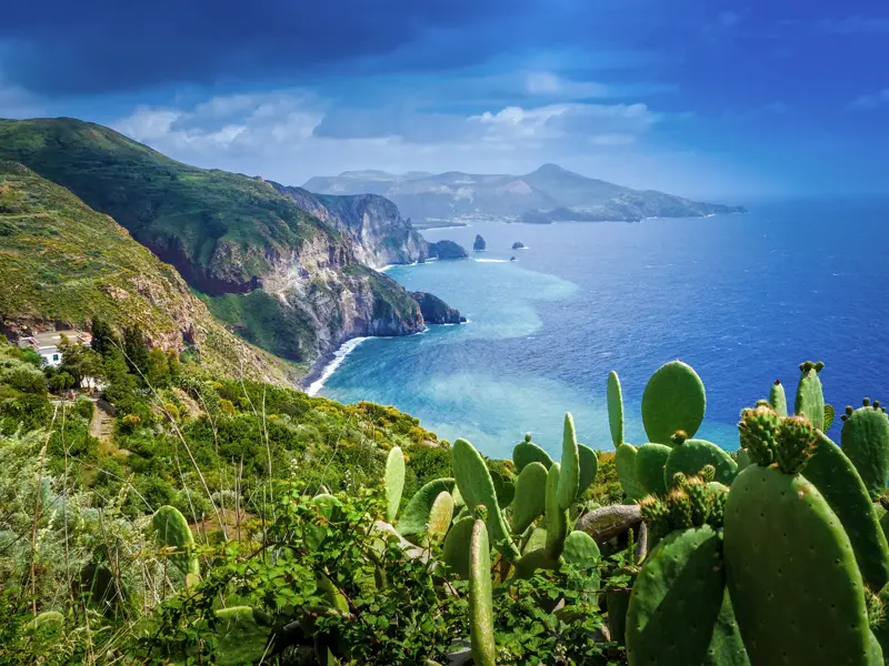 Die Liparischen oder Äolischen Inseln, auf die uns unsere Wander-Studienreise führt, sind ein Juwel im Mittelmeer. Sie bieten alles, was man für einen perfekten Urlaub braucht: Wanderwege, Badebuchten, Berge, das Meer, Fernblicke ...