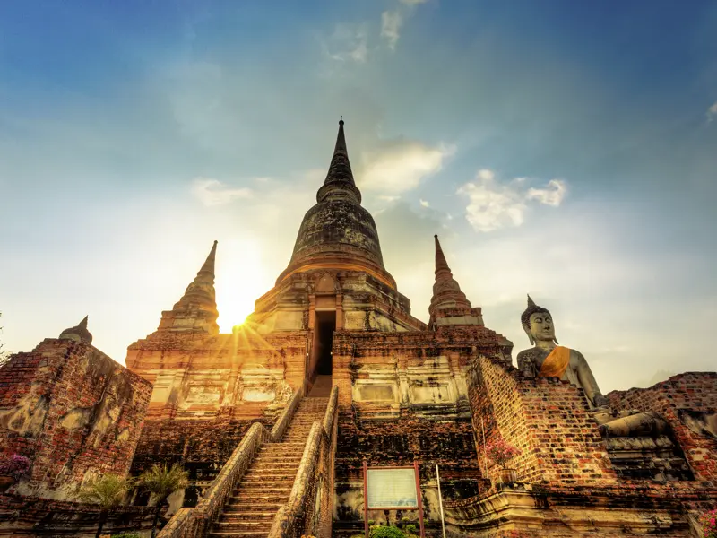 Auf unserer Studienreise Thailand - die umfassende Reise besuchen wir die alte Königsstadt Ayutthaya mit ihren Tempelfeldern. Hier der Tempel Wat Phra Si Sanphet mit seinen glockenförmigen Reliquientürmen.