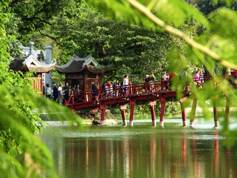 Der Hoan-Kiem-See trennt die Altstadt Hanois vom einstigen französischen Kolonialviertel. Spazieren Sie auf unserer umfassenden Vietnam-Studienreise über die berühmte rote Brücke des Sees!