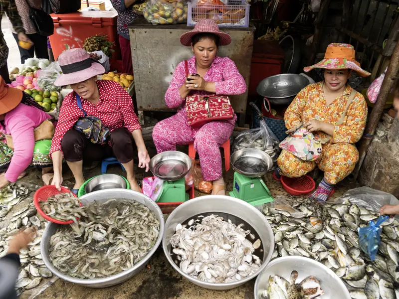 Frauen auf dem Fischmarkt - so wie hier in Kampong begegnen wir auf der klassischen Studienreise durch Thailand, Kambodscha und Laos auch der Alltagskultur im Land der Khmer.