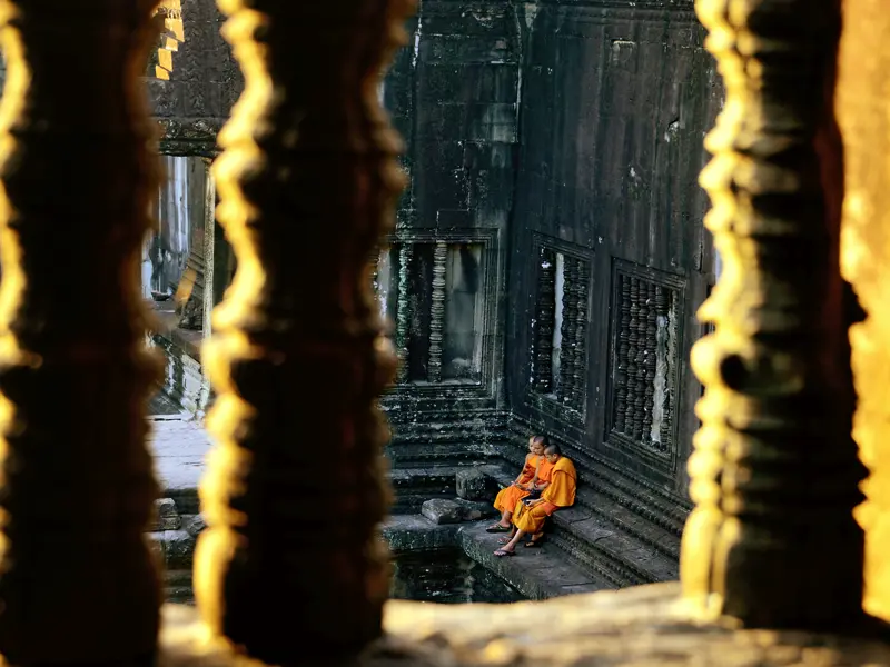 Wir besuchen auf unserer umfassenden Studienreise durch Vietnam und Kambodscha auch Angkor und sehen die dortige Tempelanlage mit ihren Mönchen.