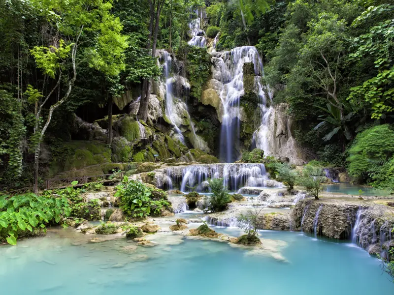 Auf unserer 16-tägigen Studienreise durch Laos besuchen wir die idyllisch gelegenen Khouang-Sy-Wasserfälle bei Luang Prabang. Vergessen Sie auf keinen Fall Ihre Kamera!