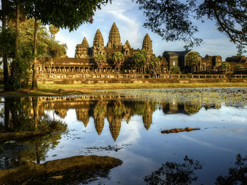 Auf unserer preiswerten Studienreise durch Vietnam und Kambodscha besuchen wir die wichtigsten Höhepunkte der Region, wie zum Beispiel die Tempelanlage von Angkor Wat.