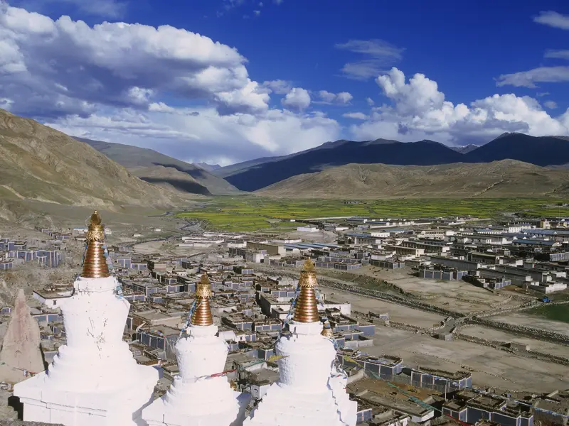 Auf dieser Reise durch Tibet steht auch das Hochtal von Sakya mit seinem monumentalen Kloster auf dem Programm