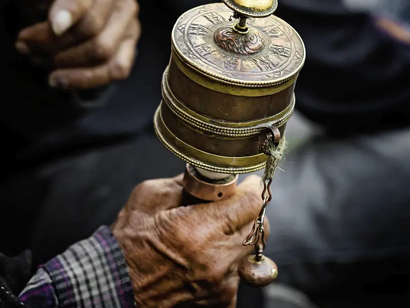 Bei unsere Reise durch Tibet werden uns Menschen mit Gebetsmühlen öfter begegnen.