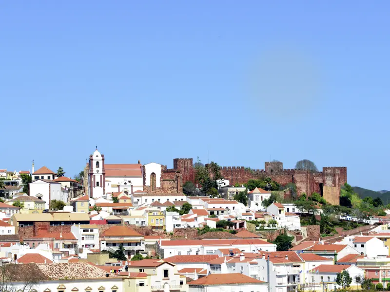 Auf unserer Wander-Studienreise durch die Algarve besichtigen wir am Rande der Serra de Monchique die Stadt Silves mit ihrer Kathedrale und der Burg.