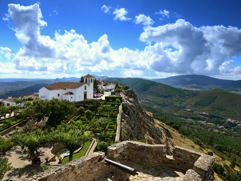Auf unserer Wander-Studienreise durch Portugal genießen wir die Ausblicke über die unendlich weiten Landschaften des Alentejos. Auf einem Bergkamm liegt malerisch der denkmalgeschützte historische Ortskern von Marvao.