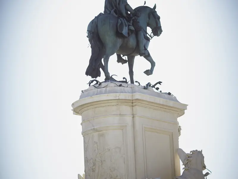 Auf unserer Studienreise mit Muße durch Portugal haben wir Zeit, Lissabon zu erkunden und die vielen Baudenkmäler und Statuen, wie hier das Reiterstandbild von Jose I. auf dem Praca do Comercio, zu bewundern.