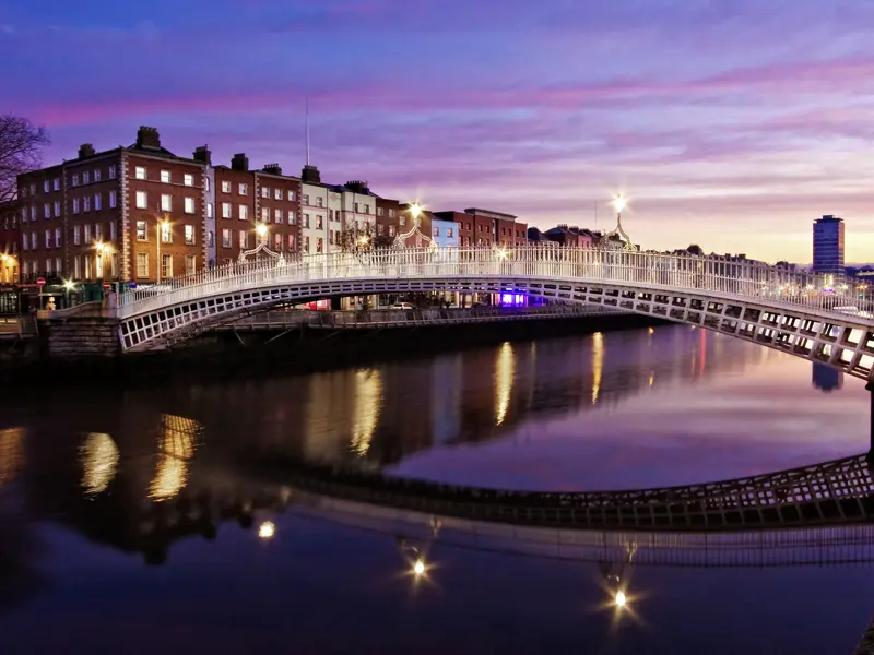 Auf der Studienreise durch die Republik Irland und Nordirland beginnen wir in Dublin. Die Halfpennybridge ist eines der beliebtesten Fototmotive der irischen Hauptstadt.
