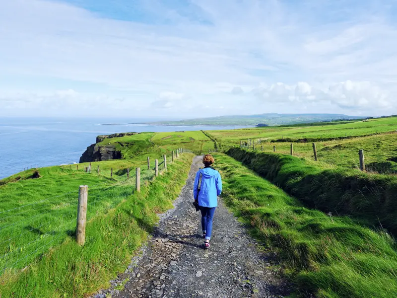 Auf unserer Wanderreise in Irland bestaunen wir die Cliffs of Moher und unternehmen einen Spaziergang am Klippensaum, auf gesicherten Wegen. Bei klarem Wetter sehen wir die Bucht von Galway.