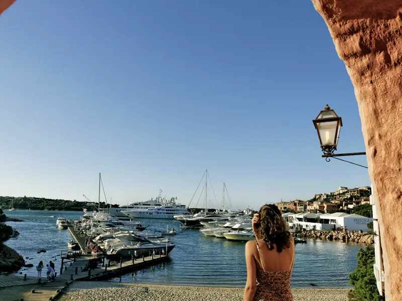 Blick auf den Hafen von Porto Cervo mit seinen schicken Yachten. Das Schmuckstück an der Costa Smeralda auf Sardinien wird Sie auf Ihrer Rundreise mit seinem Mix aus moderner Architektur und traditionellem Baustil begeistern.