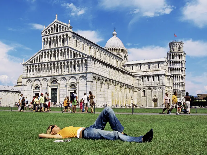 Eines unserer Ziele in der Toskana ist Pisa, wo wir die Piazza dei Miracoli, die marmornen Wunder wie Schiefer Turm und Kathedrale, bestaunen.