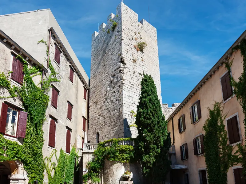 Hoch auf den Klippen über der Adria thront das Schloss Duino. Auf unserer smart & small-Reise nach Triest und Istrien öffnet es seine Tore für uns. Rainer Maria Rilke schrieb hier 1911 die Duineser Elegien.