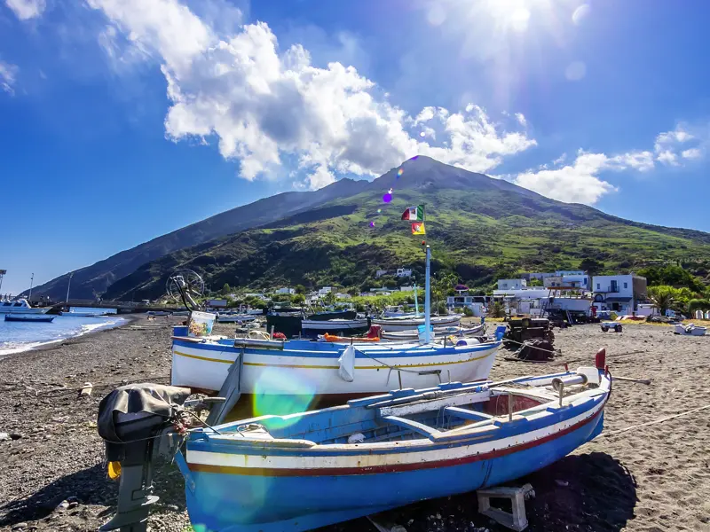 Der Stromboli ruft! Auf der gleichnamigen Insel brechen wir zu einer ausgiebigen Wanderung zum Kraterrand des Vulkans auf - eines der vielen großartigen Erlebnisse auf unserer smart&small-Rundreise über die Äolischen Inseln.