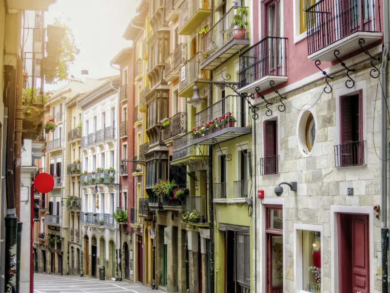 Auf unserer smart&small-Rundreise im spanischen Baskenland schlendern wir durch Gassen mit bunt getünchten Häusern.