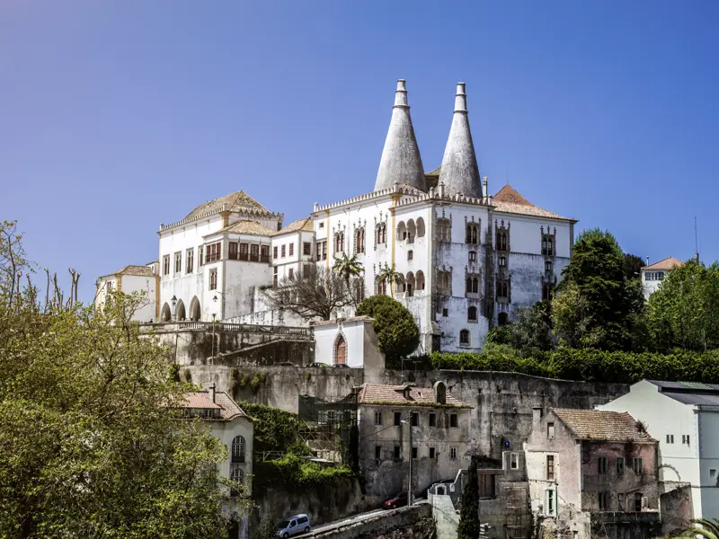 Auf unserer Rundreise durch Portugal in kleiner Gruppe besichtigen wir den Königspalast in Sintra.