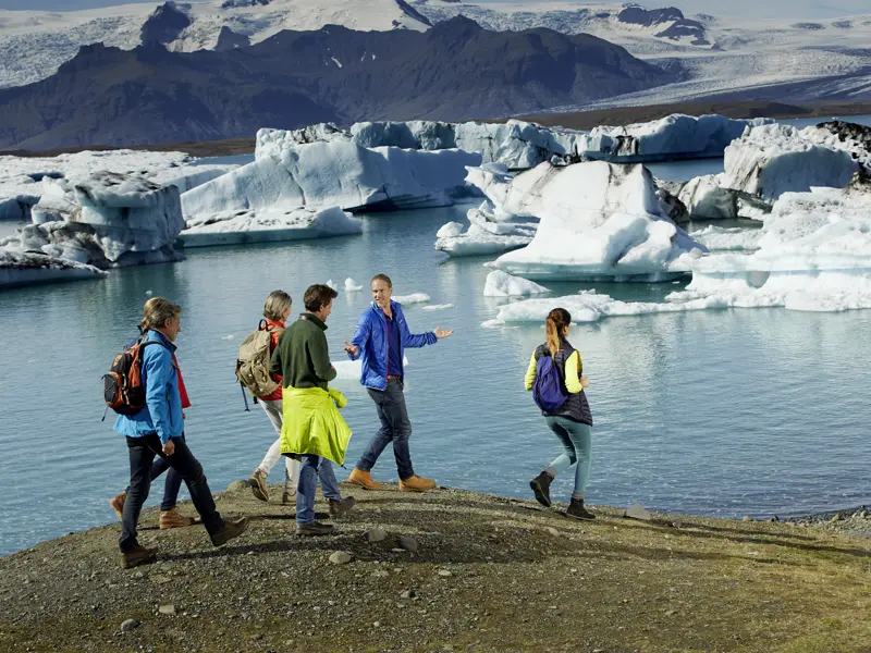 Auf der smart&small-Reise nach Island haben Sie die Gelegenheit, dem Eis ganz nahe zu kommen bei einem Spaziergang an der Gletscherlagune Fjallsarlon.
