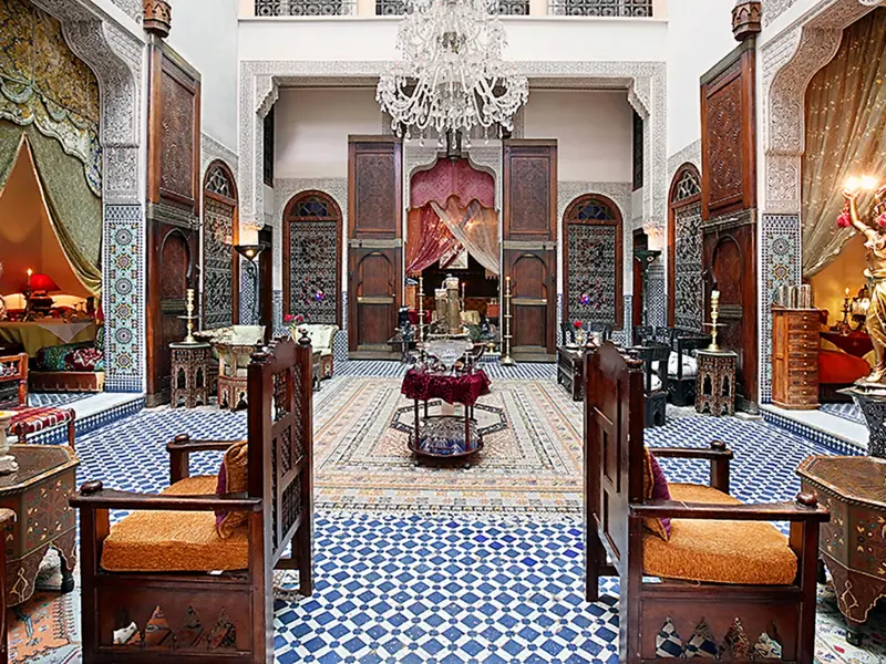 Riad werden in Marokko die traditionellen Stadtpaläste genannt. Ein Juwel am Rande der Medina, der Altstadt, von Fes ist der Riad Arabesque. Schmale Treppen führen zu den 16 Zimmern im marokkanischen Stil rund um einen verträumten Innenhof.