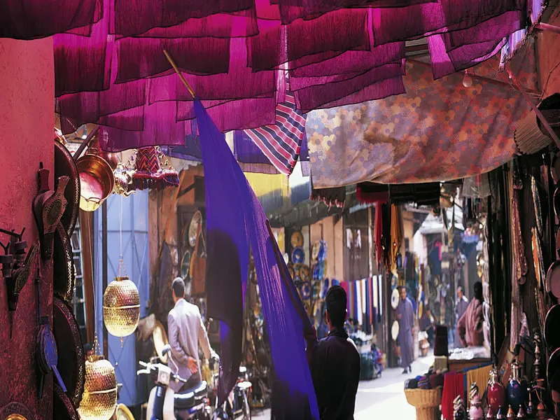 Ein Fest für die Sinne sind die Souks, die traditionellen Märkte in den Altstädten. Sehen, hören, riechen, fühlen und schmecken Sie den Orient!