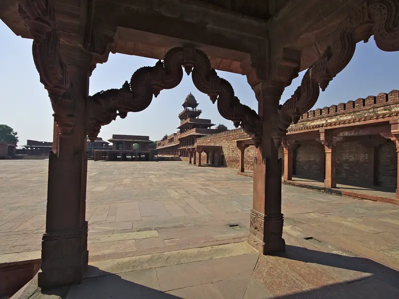 Auf unserer Rundreise besuchen wir Fatehpur Sikri und sehen die Säulenpyramide Panch Mahal.