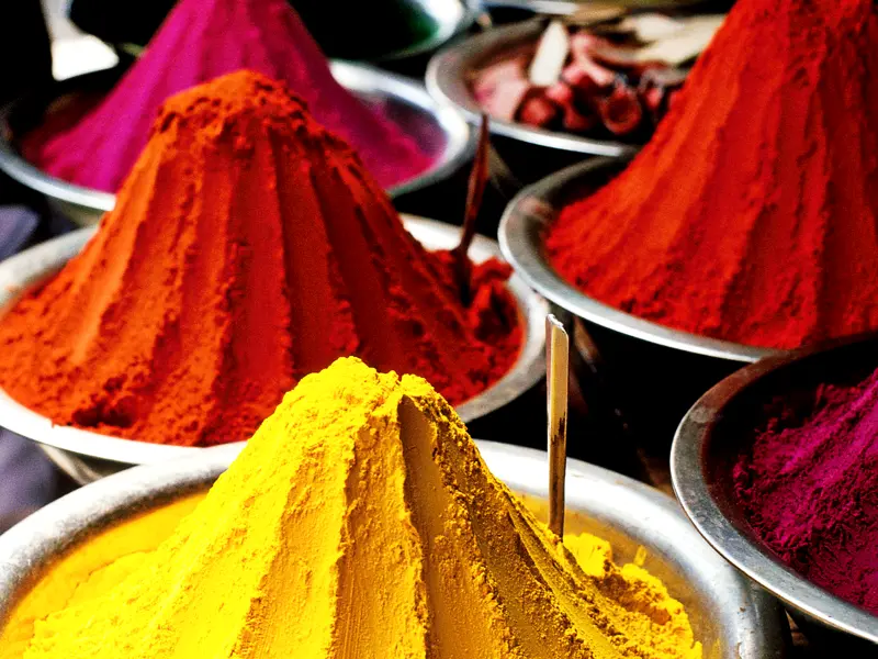 Auf dem Bazar sehen wir auf der Rundreise durch Rajasthan Farbpulver und Gewürze, die aus dem indischen Alltag nicht wegzudenken sind.