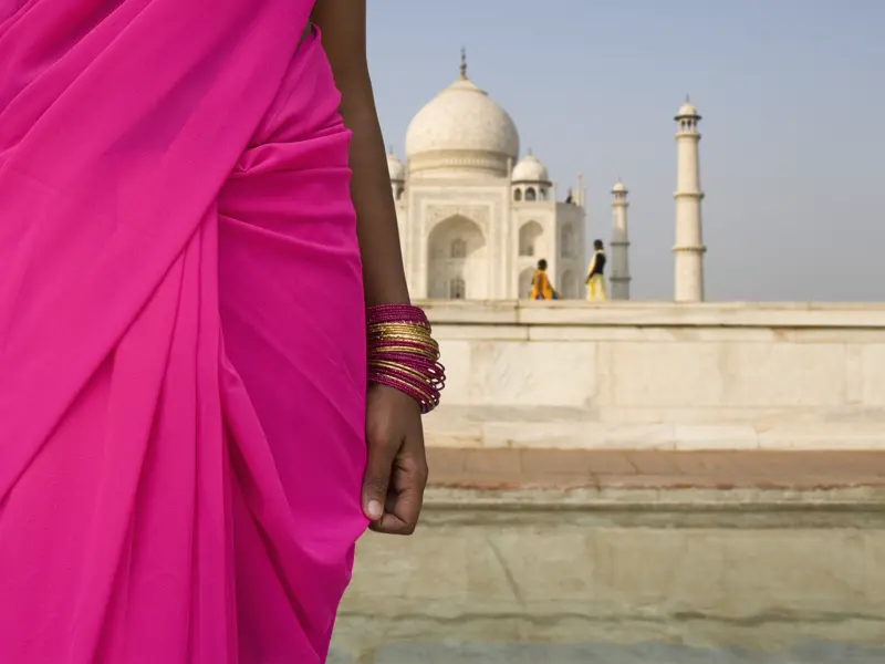 Auf unserer Reise in kleiner Gruppe besuchen wir das Taj Mahal in Agra. Dort treffen wir bestimmt auch indische Frauen in ihren leuchtend bunten Saris.