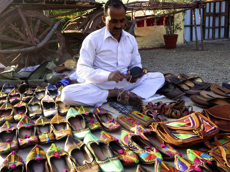 Bunte Schuhe, handgemacht von einem Schuster in Rajasthan auf dem Basar