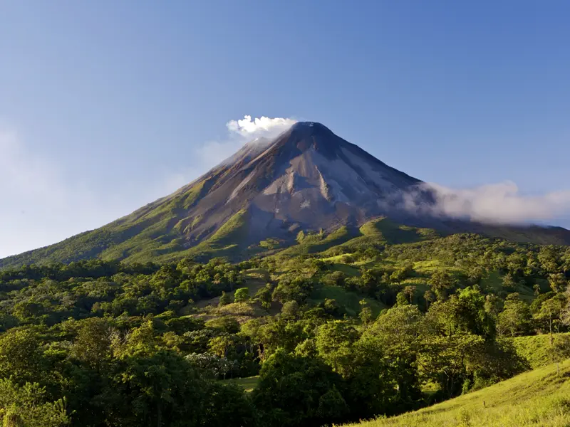 Auf unserer Reise durch Costa Rica verbringen Sie drei Nächte im Hotel Lomas del Volcán am Fuße des Vulkans Arenal. Auf einer Wanderung an einem Lavafluss entlang werden wir mit einem Postkartenblick auf den formschönen Vulkankegel belohnt - nur eines von vielen Vulkanerlebnissen auf dieser Reise!
