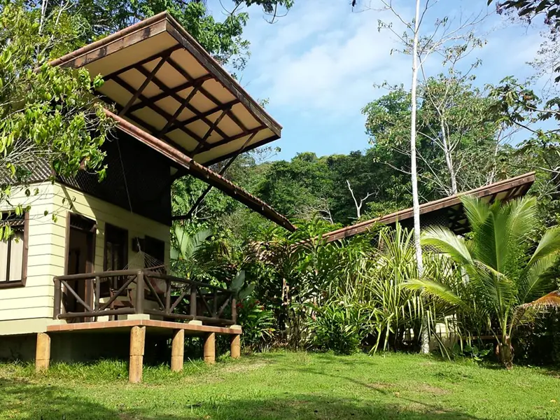 Auf unserer smart & small-Reise durch Costa Rica verbringen wir drei Nächte in der Maquenque Eco Lodge bei Boca Tapada mitten im tropischen Regenwald und genießen echtes Dschungel-Feeling.