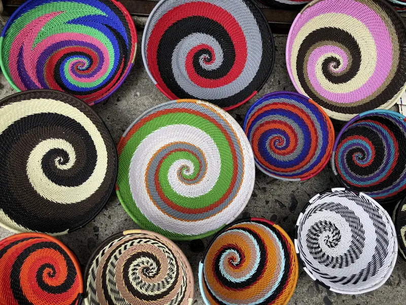 Unterwegs in kleiner Gruppe durch Südafrika: So bunt wie diese Flechtkörbe ist unsere Rundreise durch die Rainbow Nation.