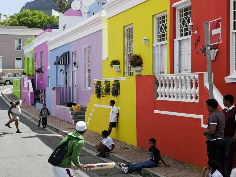 Kricketspieler in einer Straße in Bo Kaap. Auf unserer Rundreise durch Südafrika verbringen wir drei Tage in Kapstadt und können hier, im Malaienviertel, beispielsweise einen kleinen Kochkurs machen.