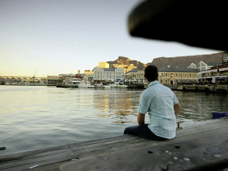 Wir bummeln durch das historische Zentrum von Kapstadt. Wie wäre es danach mit einem Abstecher zur Waterfront? Nah am Wasser und den Tafelberg im Blick, so lässt sich Südafrika auf unserer Rundreise genießen!