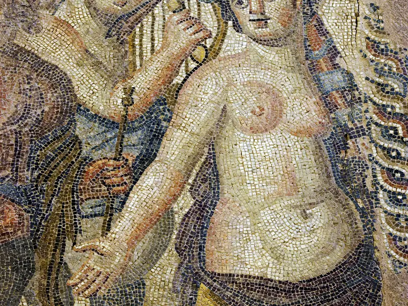 In Paphos begegnen wir auf unserer Studienreise zwischen Säulen und Mosaiken römischem Lifestyle im Archäologischen Park. Antike Schätze auf Zypern, die zum UNESCO-Welterbe zählen.