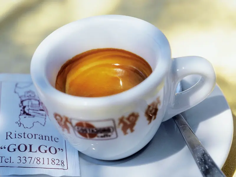 Bei unserer Studienreise zu den Höhepunkten Sardiniens darf natürlich eine Pause mit Espresso nicht fehlen.