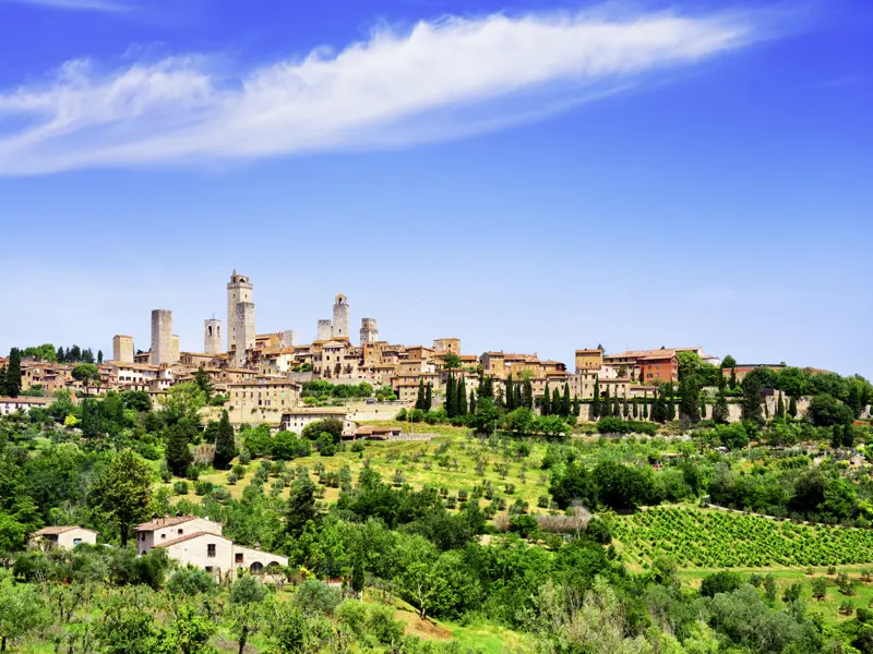 Am Beginn unserer achttägigen Toskana-Reise steht ein Besuch in San Gimignano, der Stadt der Himmelsstürmer: Im ¿Manhattan des Mittelalters¿ ermaß sich der Ruhm der Patrizierfamilien an der Höhe ihrer Turmbauten.