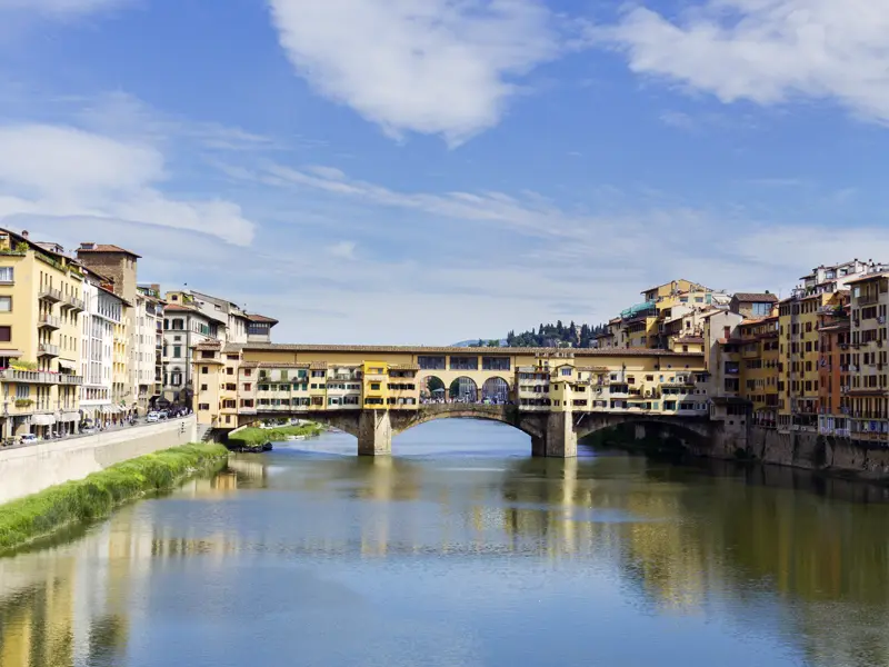 Auf unserer Studiosus-Reise durch die Toskana spazieren wir natürlich auch über die berühmte Ponte Vecchio, eines der Wahrzeichen von Florenz. Auf der Brücke locken die Auslagen der Goldschmiede und Juweliere.
