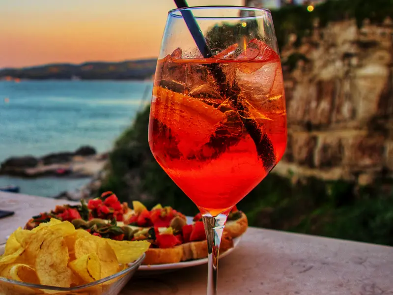 Ein Aperol Spritz als Aperitif zum Ausklang eines wunderschönen Tages in Apulien macht die Studienreise komplett.