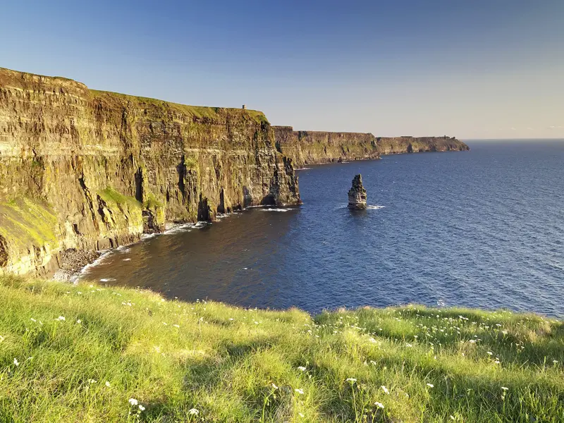 Ein Höhepunkt unserer Studienreise durch Irland ist der Besuch der Klippen von Moher, die 200 m senkrecht aus dem Atlantik aufragen.