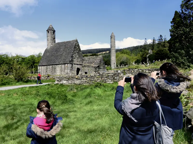 Als abschließenden Höhepunkt unserer Studienreise nach Irland besuchen wir das Kloster von Glendalough in den Wicklowbergen. Hier sehen wir die kleine Steinkirche mit ihrem charakteristischen Türmchen, die auch gern "Kevins Kitchen" genannt wird.