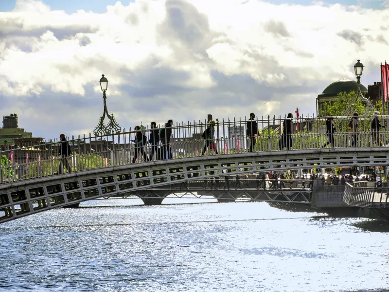 Ausgangs- und Endpunkt unserer Studienreise durch Irland ist die Hauptstadt Dublin, wo wir über die Half Penny Bridge von einem Ufer der Liffey zum anderen spazieren.